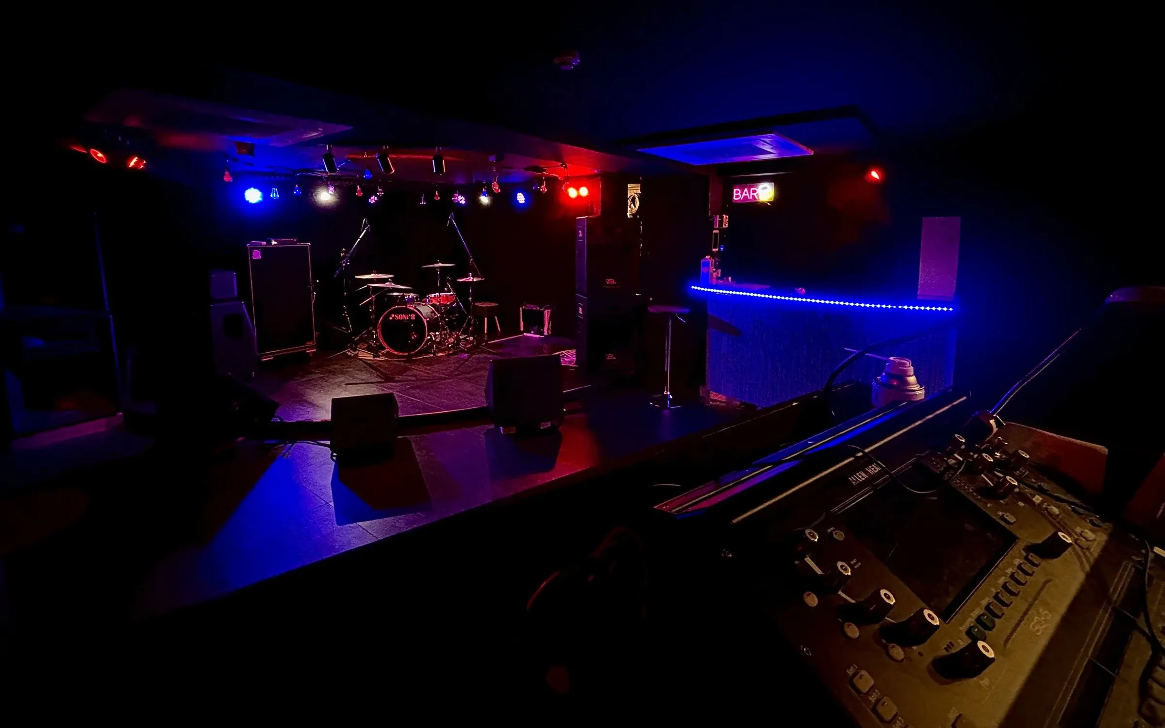 Retronym's live room